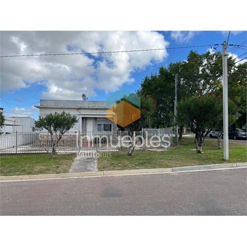 Venta de casa esquina en la paz, muy bien ubicada