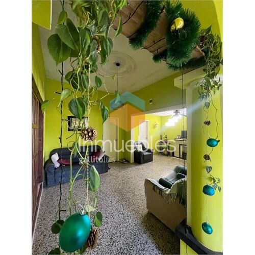 Muy buena casa con patio y cochera. cno corrales gral flores
