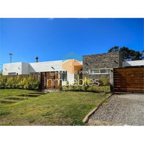 Casa moderna con piscina climatizada, tres dormitorios