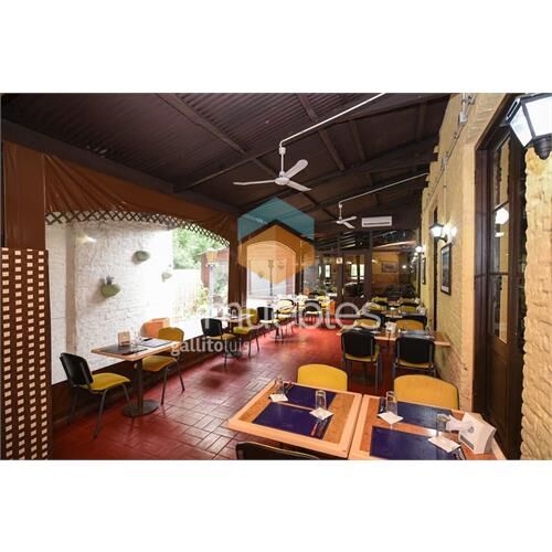 Excelente local en  colonia del sacramento. avenida princip